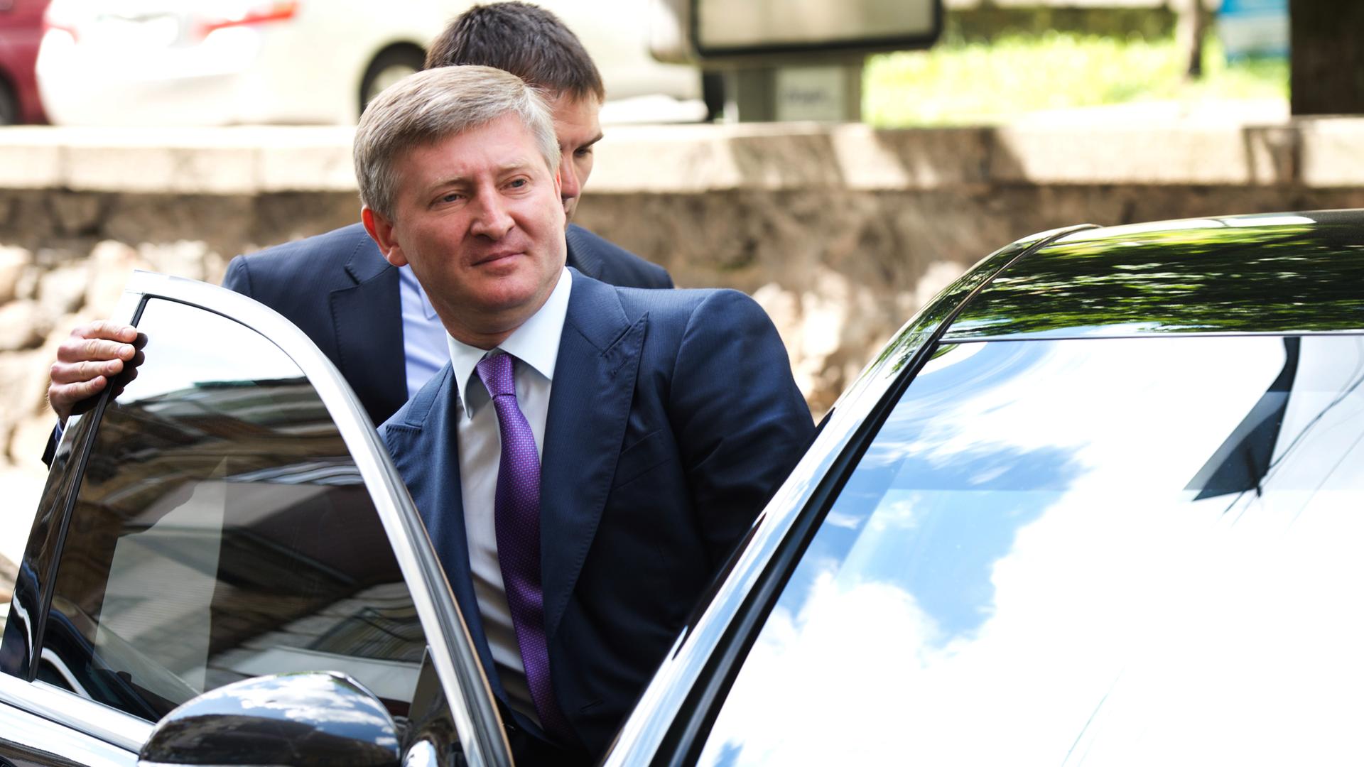 Der ukrainische Unternehmer und Oligarch Rinat Leonidowytsch Achmetow steigt in ein Auto. Er verlässt nach einem Gespräch mit dem damaligen Bundesaußenminister Steinmeier (SPD) am 13.05.2014  die Residenz des deutschen Botschafters in Kiew.