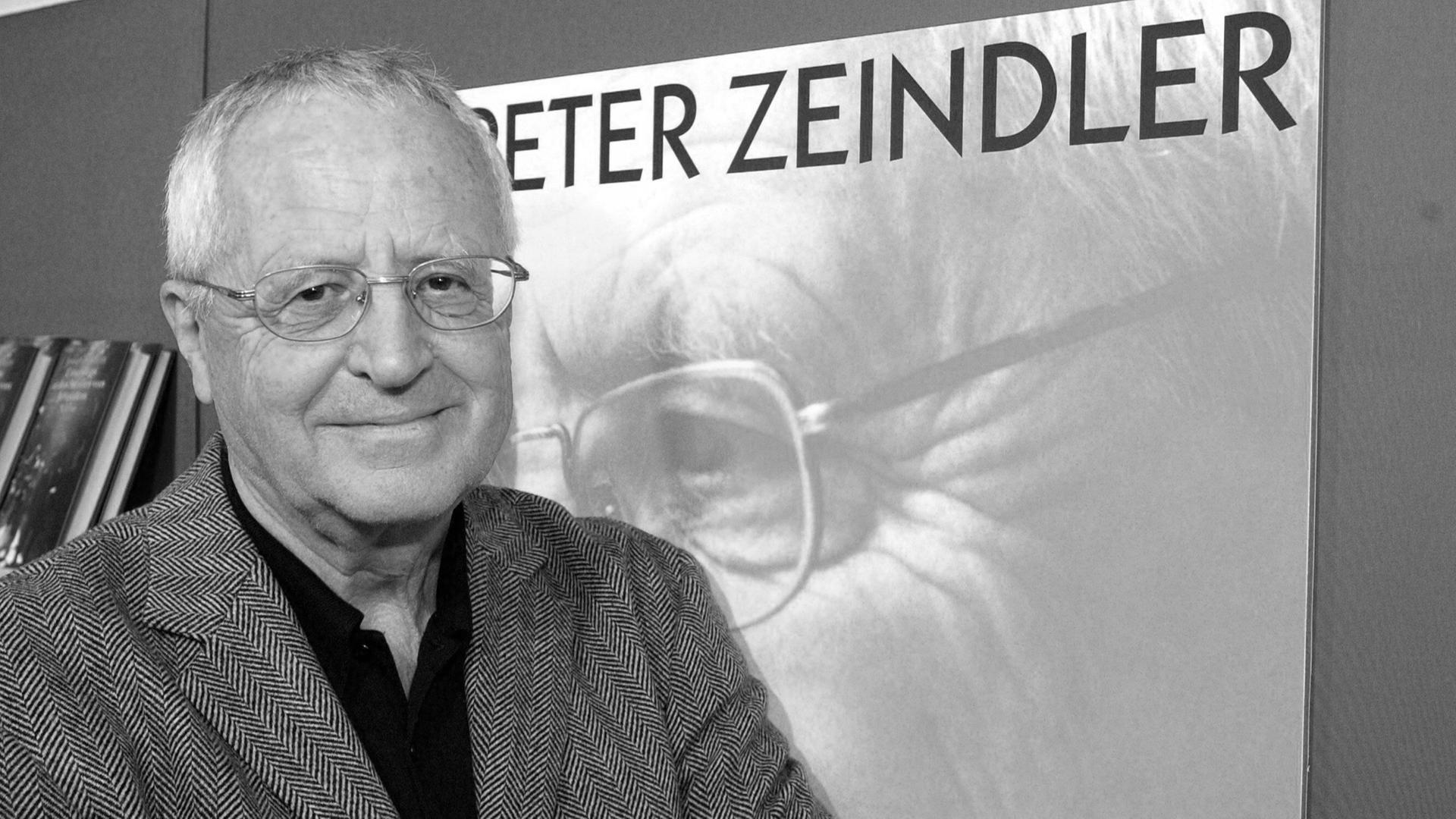 Der Schriftsteller Peter Zeindler stellt am 10.10.2002 auf der Frankfurter Buchmesse sein Buch "Das Lächeln des anderen" vor.