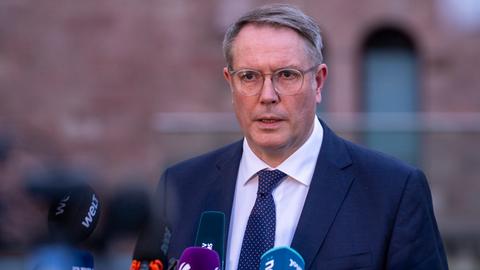 Mainz: Alexander Schweitzer (SPD), Ministerpräsident von Rheinland-Pfalz, steht vor den Journalisten. 