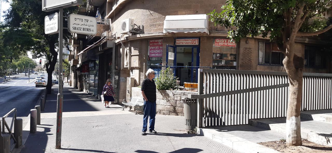 Dan Waldman steht an der Ecke King George Street in Jerusalem.