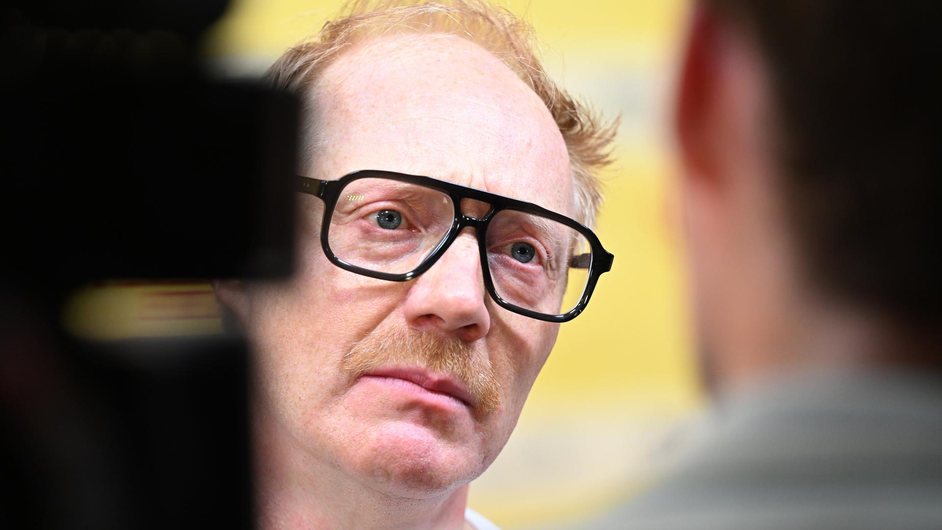 Simon Schwarz mit schwarzer Hornbritte Brille in Nahaufnahme bei der Premiere des Films "Steckerlfischfiasko" Simon Schwarz mit schwarzer Hornbritte Brille in Nahaufnahme bei der Premiere des Films "Steckerlfischfiasko"
