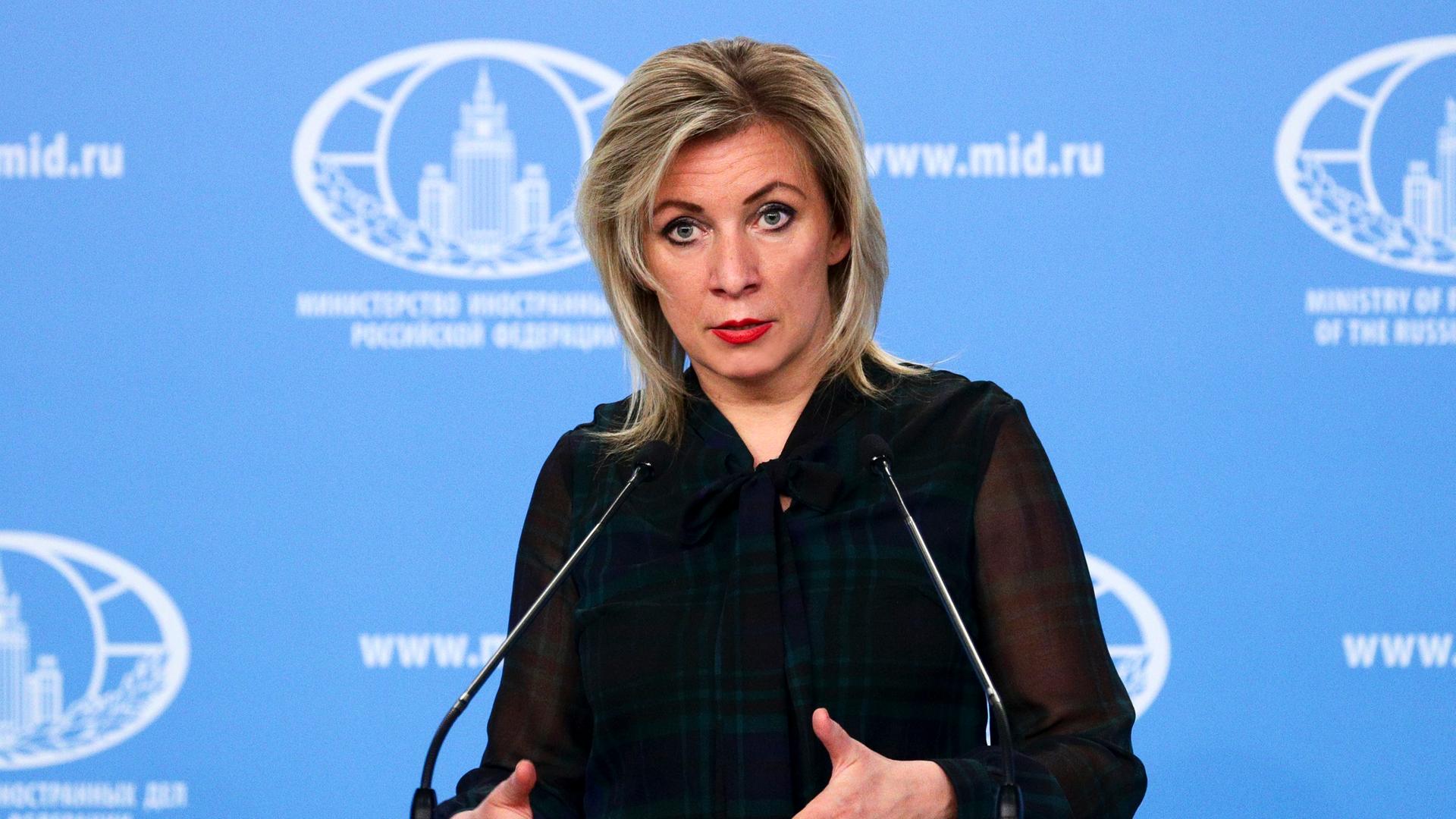 Dieses vom Pressedienst des russischen Außenministeriums veröffentlichte Foto zeigt Maria Sacharowa, die Sprecherin des russischen Außenministeriums, während eines Briefings über Außenpolitik. Dieses vom Pressedienst des russischen Außenministeriums veröffentlichte Foto zeigt Maria Sacharowa, die Sprecherin des russischen Außenministeriums, während eines Briefings über Außenpolitik.