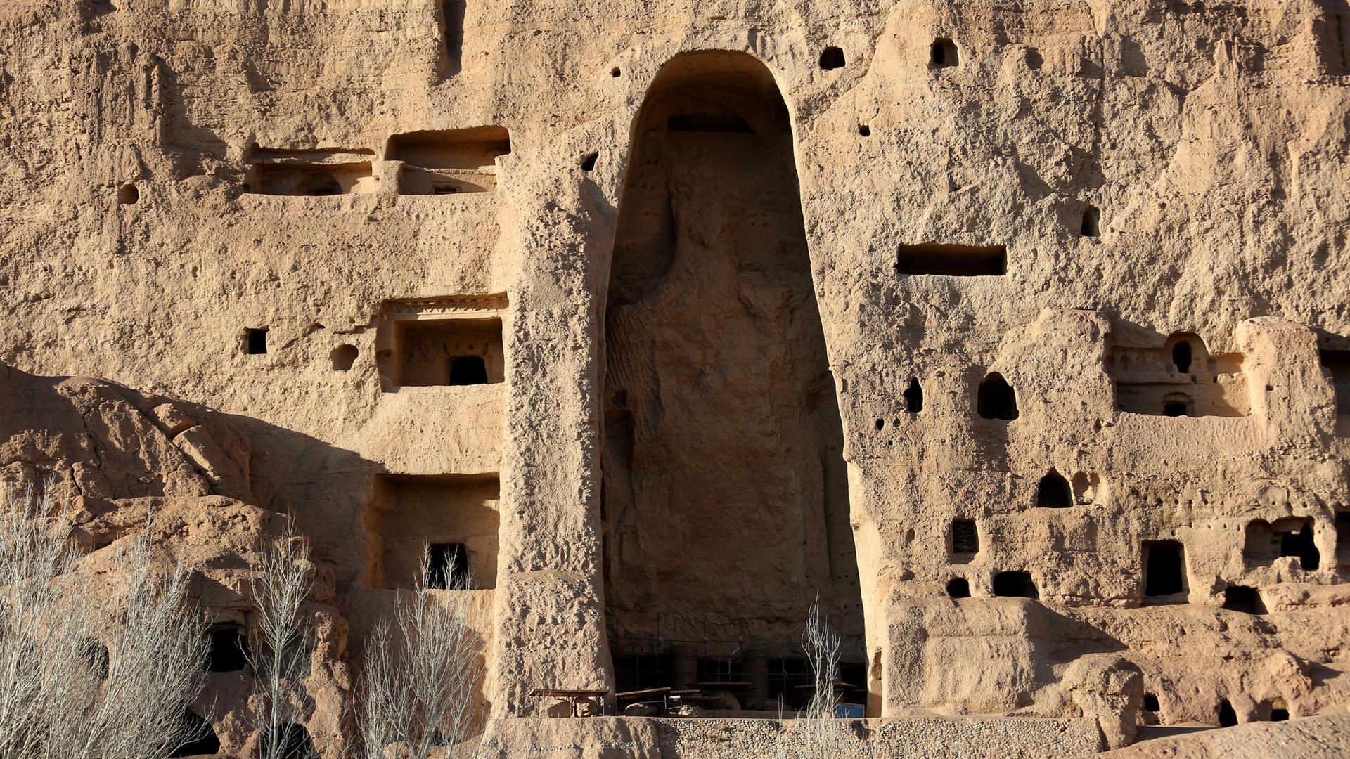 In einem Felsen im Bamiyan-Tal in Afghanistan klafft ein Loch, wo vormals eine Buddha-Statue stand.