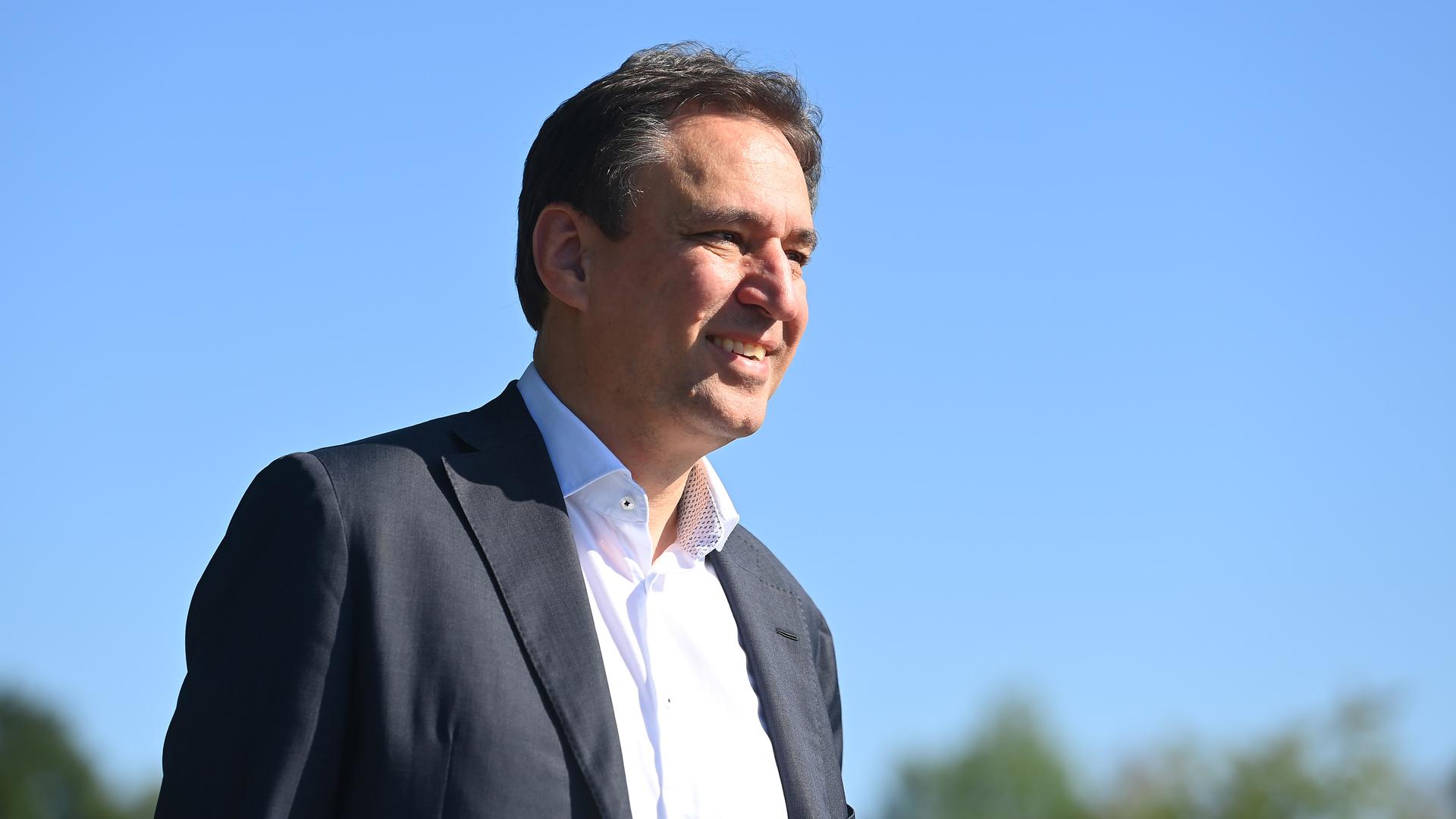 Georg Eisenreich im Seitenporträt, er lächelt.