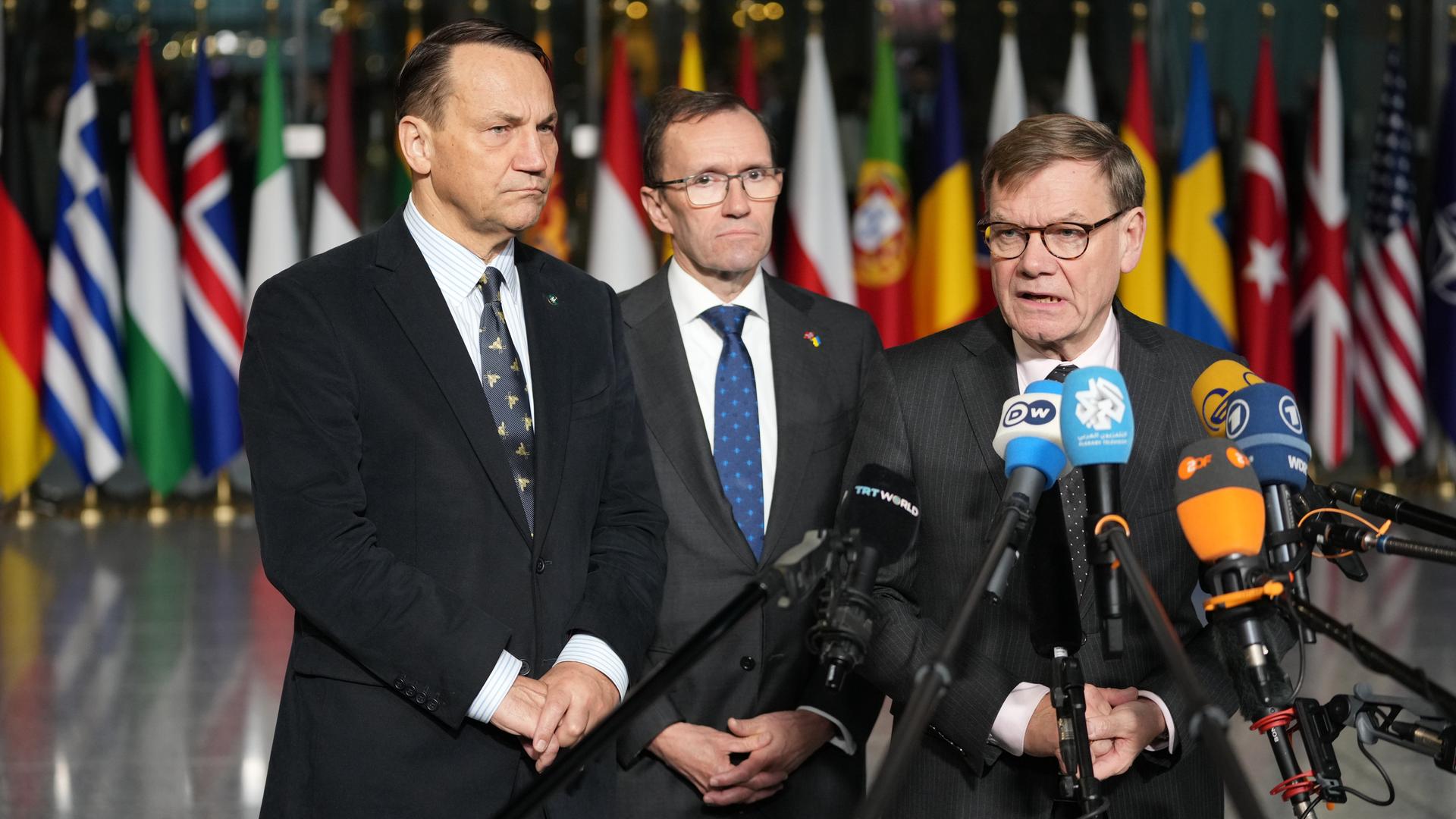 Brüssel: Der deutsche Außenminister Johann Wadephul (r-l), der norwegische Außenminister Espen Barth Eide und der polnische Außenminister Radoslaw Sikorski geben eine gemeinsame Erklärung ab.