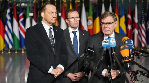 Brüssel: Der deutsche Außenminister Johann Wadephul (r-l), der norwegische Außenminister Espen Barth Eide und der polnische Außenminister Radoslaw Sikorski geben eine gemeinsame Erklärung ab.