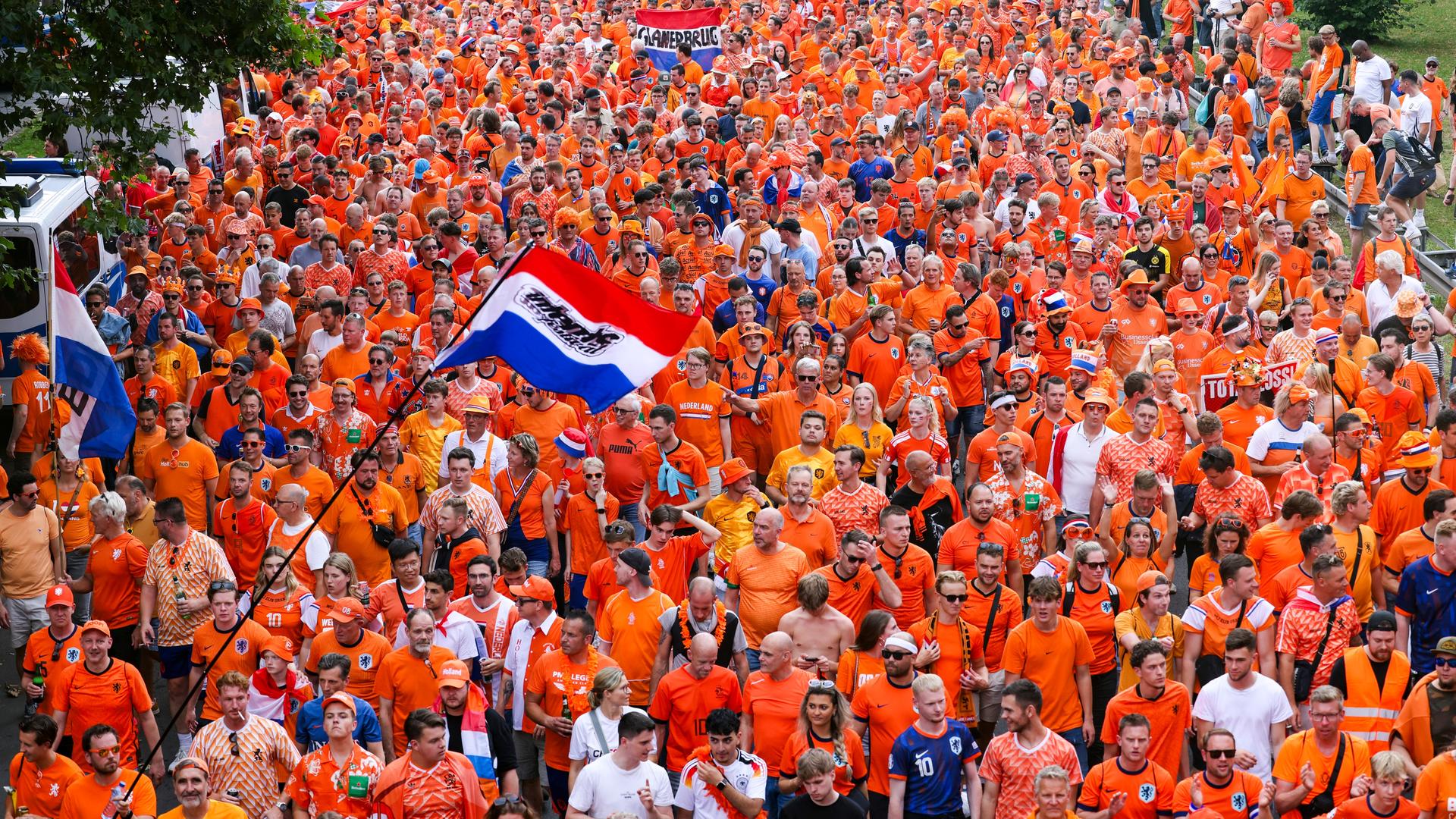 Niederländische Fans feiern vor dem Spiel beim Fanwalk zum Stadion.