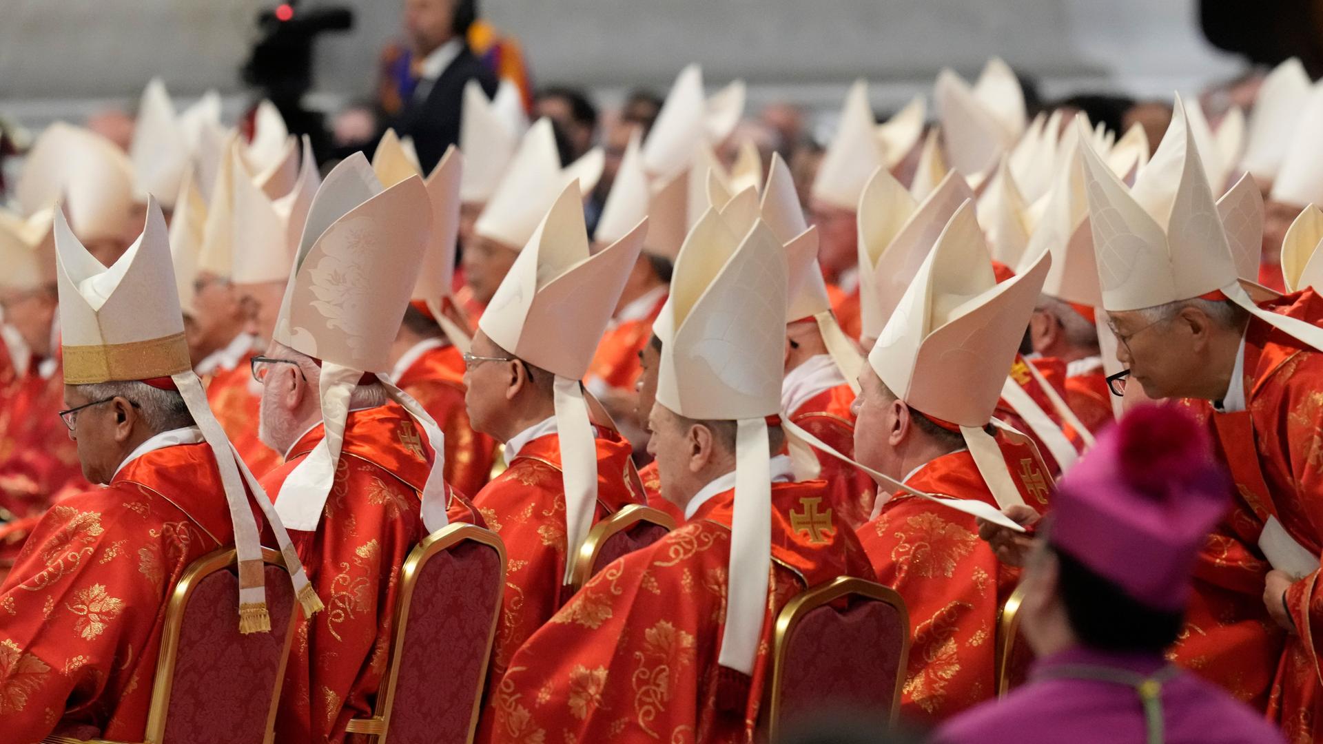 Kardinäle nehmen an der Abschlussmesse im Petersdom vor dem Konklave zur Wahl eines neuen Papstes teil. Kardinäle nehmen an der Abschlussmesse im Petersdom vor dem Konklave zur Wahl eines neuen Papstes teil.