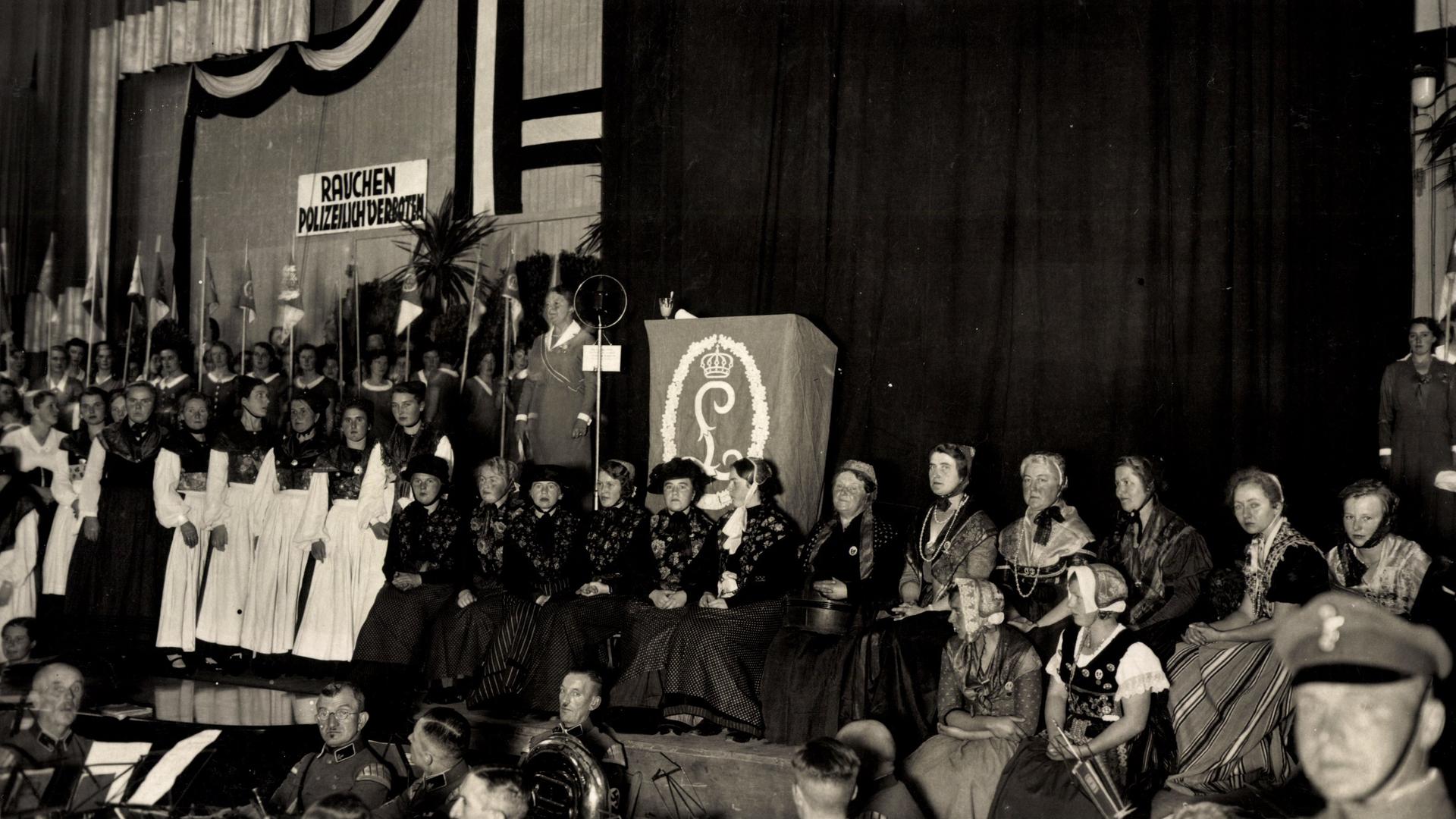 Historische Schwarz-weiß-Fotografie zeigt eine Theateraufführung, organisiert vom Bund Königin Luise in Köln, ungefähr im Jahr 1935.