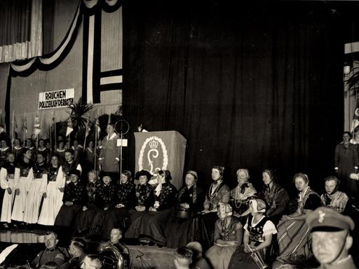 Historische Schwarz-weiß-Fotografie zeigt eine Theateraufführung, organisiert vom Bund Königin Luise in Köln, ungefähr im Jahr 1935.