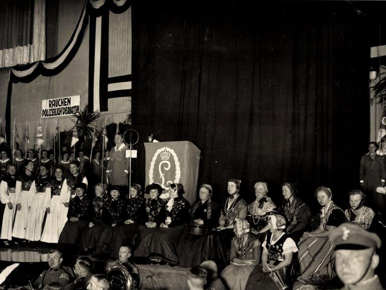 Die historische Schwarz-Weiß-Fotografie zeigt eine Theateraufführung, organisiert vom Bund Königin Luise in Köln, ungefähr im Jahr 1935.