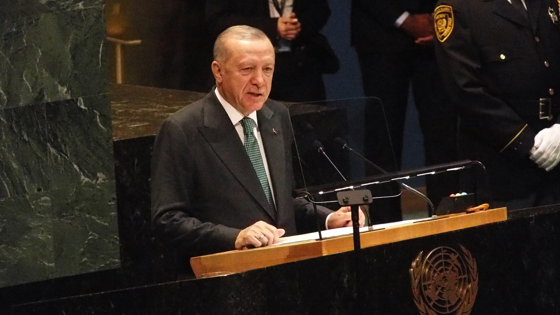 Der türkische Präsident Erdogan steht an einem Rednerpult und spricht.