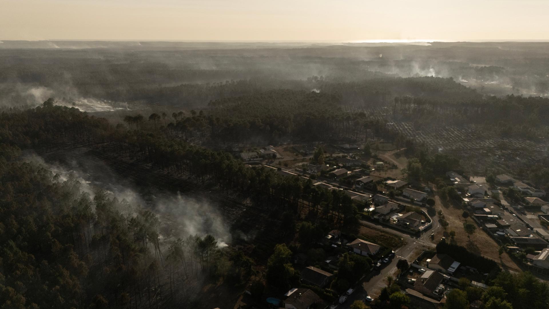 Dieses Luftbild zeigt Rauchwolken, die am 27. Juli 2026 aus einem Waldgebiet nahe Le Porge in Südwestfrankreich aufsteigen, während ein Waldbrand in der Gironde wütet. Dieses Luftbild zeigt Rauchwolken, die am 27. Juli 2026 aus einem Waldgebiet nahe Le Porge in Südwestfrankreich aufsteigen, während ein Waldbrand in der Gironde wütet.