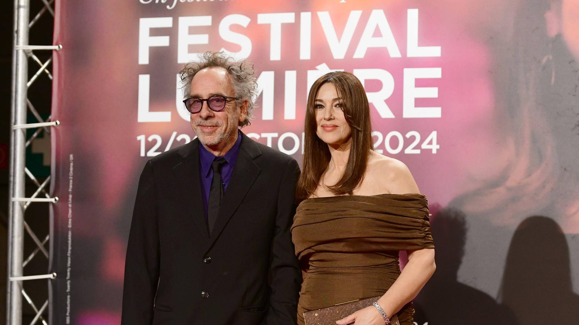 Der Regisseur Tim Burton und die italienische Schauspielerin Monica Bellucci auf dem roten Teppich bei der Eröffnung des Lumière Filmfestivals in Lyon, Frankreich