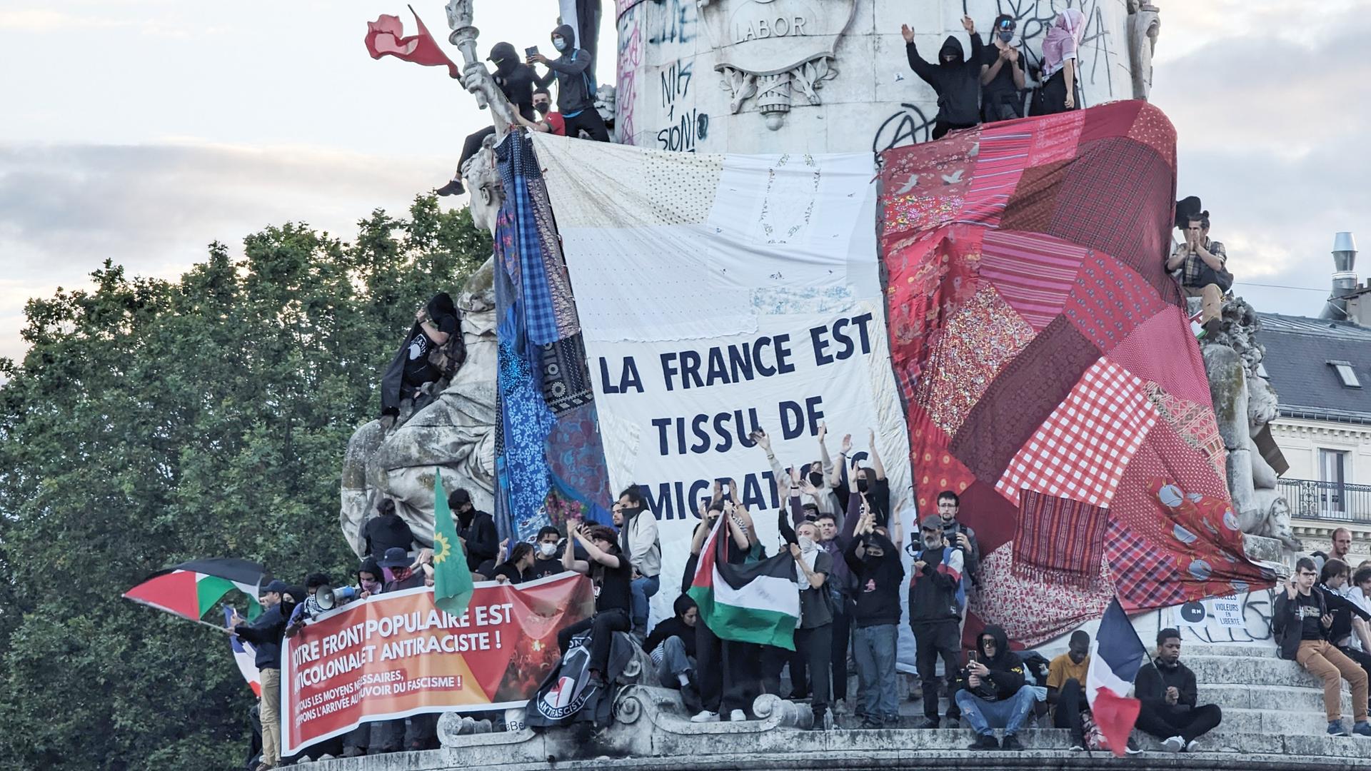 Tausende Menschen versammeln sich, um den Sieg der Linksunion nach der französischen Parlamentswahlen in Paris zu feiern. Frankreich, 7.Juli 2024