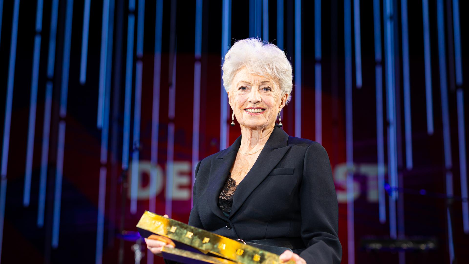 Im Staatstheater Hannover nahm die Schauspielerin Nicole Heesters den Theaterpreis "Der Faust" für ihr Lebenswerk entgegen. 