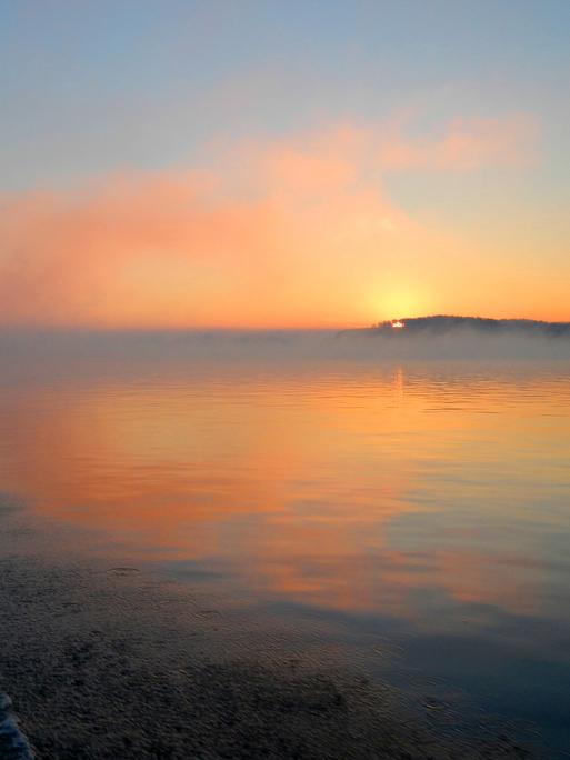 Sonnenaufgang an der Donau, an der rumänisch-bulgarischen Grenze