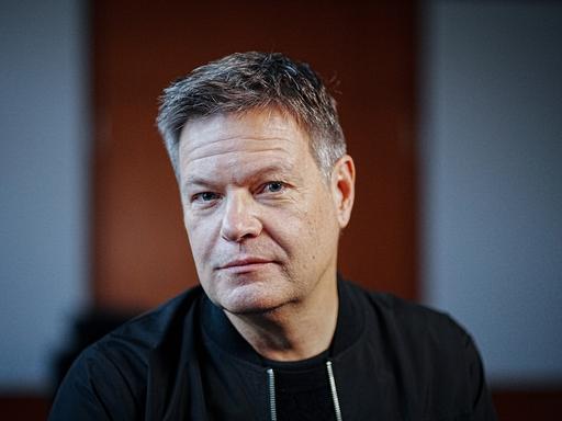 Robert Habeck (Bündnis 90/Die Grünen), Bundesminister für Wirtschaft und Klimaschutz, blickt am Rande eines Interviews mit Journalisten der Deutschen Presse-Agentur (dpa) in seinem Büro in die Kamera des Fotografen.