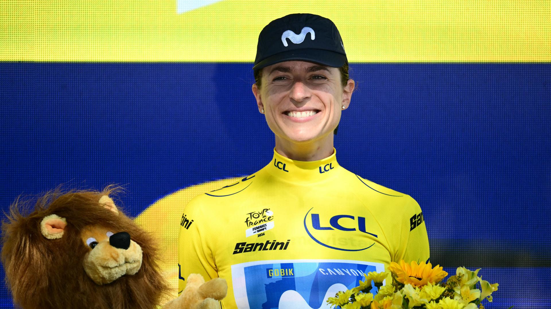 Die Schweizerin Marlen Reusser vom Movistar Team feiert auf dem Podium mit dem Gelben Trikot der Gesamtführenden nach dem Einzelzeitfahren der 4. (von 9) Etappe der fünften Ausgabe der Tour de France der Frauen.