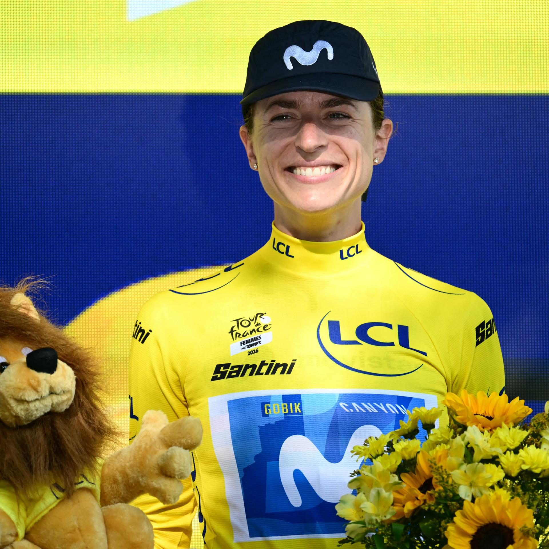 Die Schweizerin Marlen Reusser vom Movistar Team feiert auf dem Podium mit dem Gelben Trikot der Gesamtführenden nach dem Einzelzeitfahren der 4. (von 9) Etappe der fünften Ausgabe der Tour de France der Frauen.