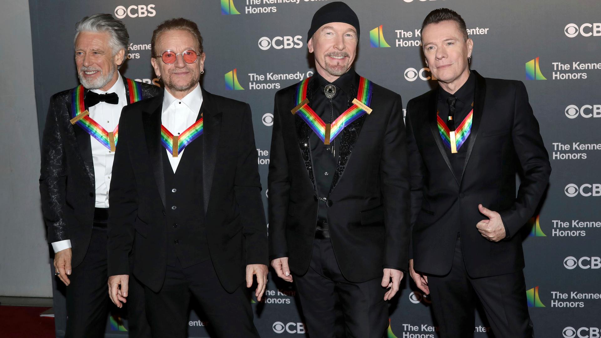 Adam Clayton (von links), Bono, The Edge und Larry Mullen Jr. von der irischen Band U2 kommen am 4. Dezember 2022 zu den Kennedy Center Honors in Washington. 