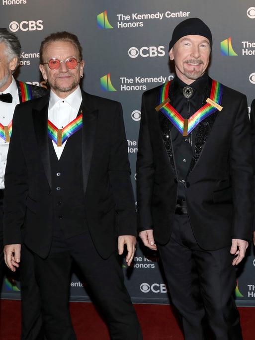Adam Clayton (von links), Bono, The Edge und Larry Mullen Jr. von der irischen Band U2 kommen am 4. Dezember 2022 zu den Kennedy Center Honors in Washington. 