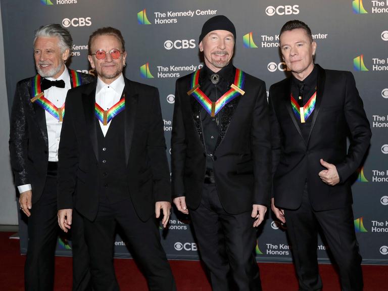 Adam Clayton (von links), Bono, The Edge und Larry Mullen Jr. von der irischen Band U2 kommen am 4. Dezember 2022 zu den Kennedy Center Honors in Washington. 