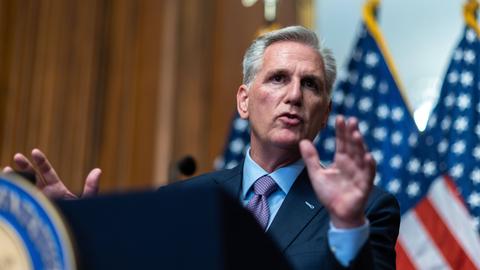 Der ehemalige Sprecher des US-amerikanischen Repräsentantenhauses Kevin McCarthy steht an einem Rednerpult. Hinter eine amerikanische Flagge.