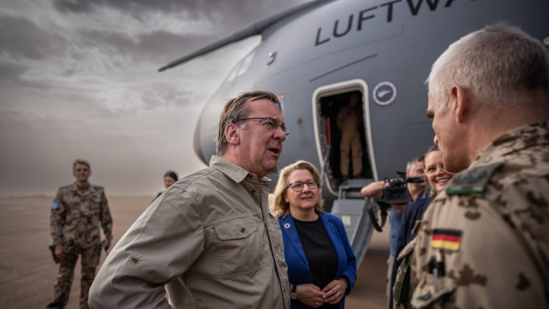 Mali, Gao: Boris Pistorius (SPD), Verteidigungsminister und Entwicklungsministerin Svenja Schulze (SPD), werden am Flughafen von Heiko Bohnsack, Kontingentführer, begrüßt.