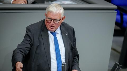 Karl-Josef Laumann (CDU), Minister für Arbeit, Gesundheit und Soziales des Landes Nordrhein-Westfalen, spricht bei der Sitzung des Bundestags. Thema ist die Änderung des Transplantationsgesetzes.