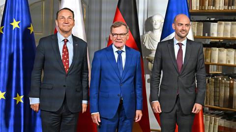 Bundesaußenminister Johann Wadephul steht neben seinem polnischen Amtskollegen Radoslaw Sikorski (l) und Jean-Noël Barrot (r), französischer Außenminister, in Weimar.