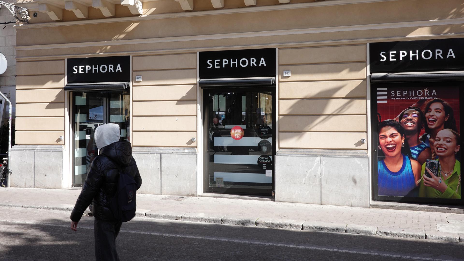 Eine Person geht an dem Ladenlokal von Sephora vorbei.