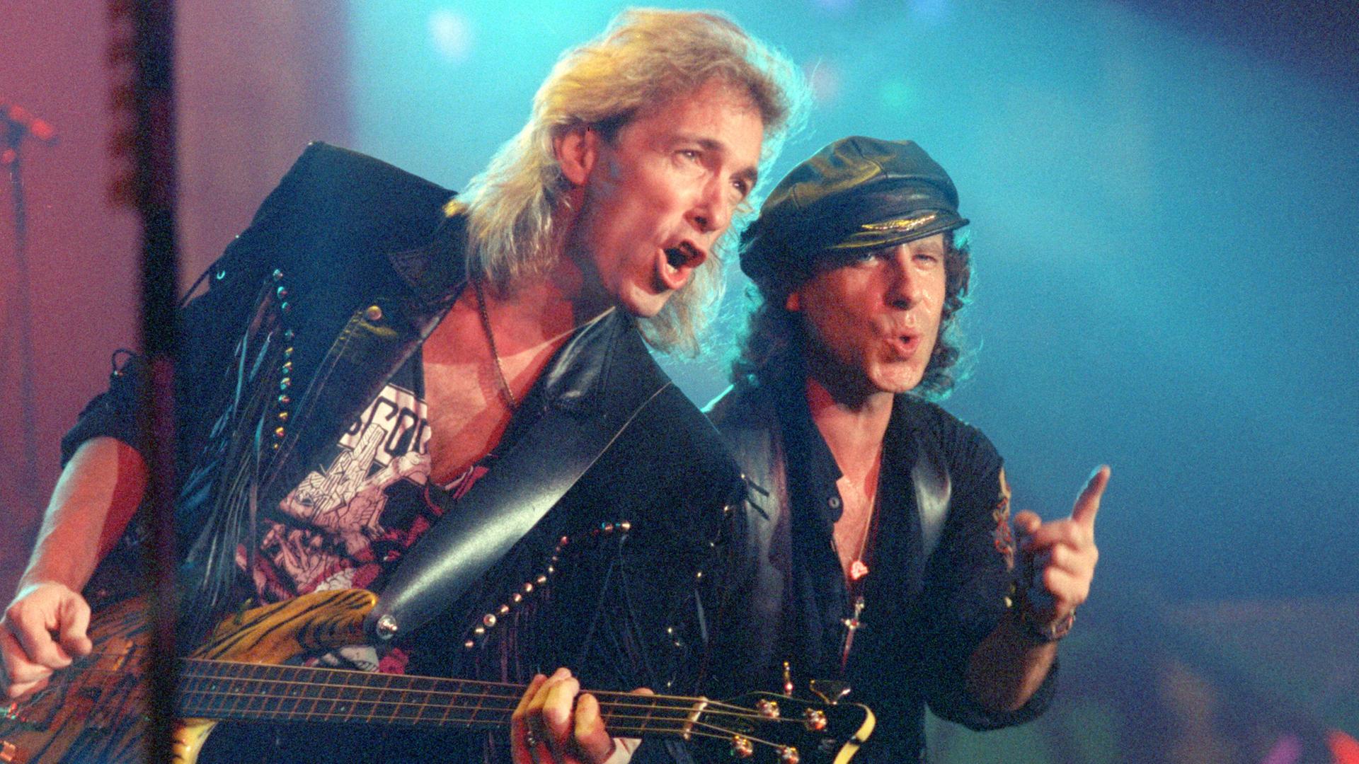 Der Bassist Francis Buchholz (l ) und der Sänger Klaus Meine bei einem Auftritt der deutschen Hardrockband Scorpions in Frankfurt am Main am 05.11.1991.