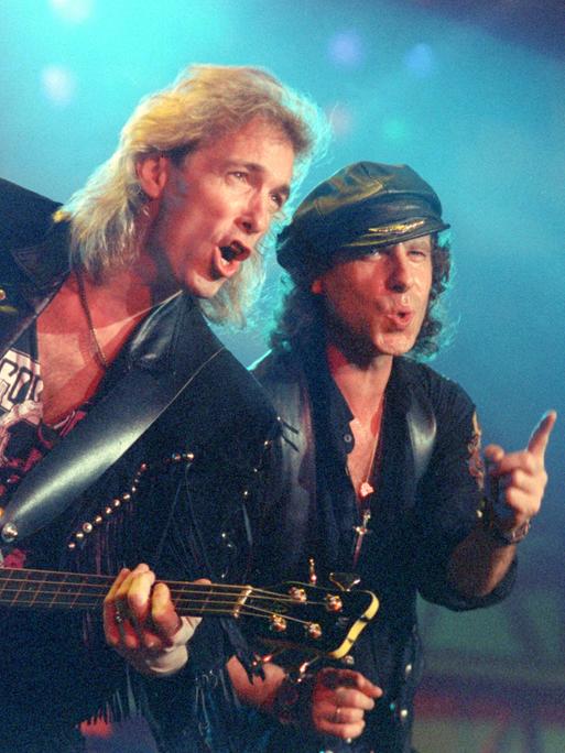 Der Bassist Francis Buchholz (l.) und der Sänger Klaus Meine bei einem Auftritt der deutschen Hardrockband Scorpions in Frankfurt am Main am 05.11.1991.