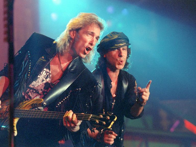 Der Bassist Francis Buchholz (l.) und der Sänger Klaus Meine bei einem Auftritt der deutschen Hardrockband Scorpions in Frankfurt am Main am 05.11.1991.
