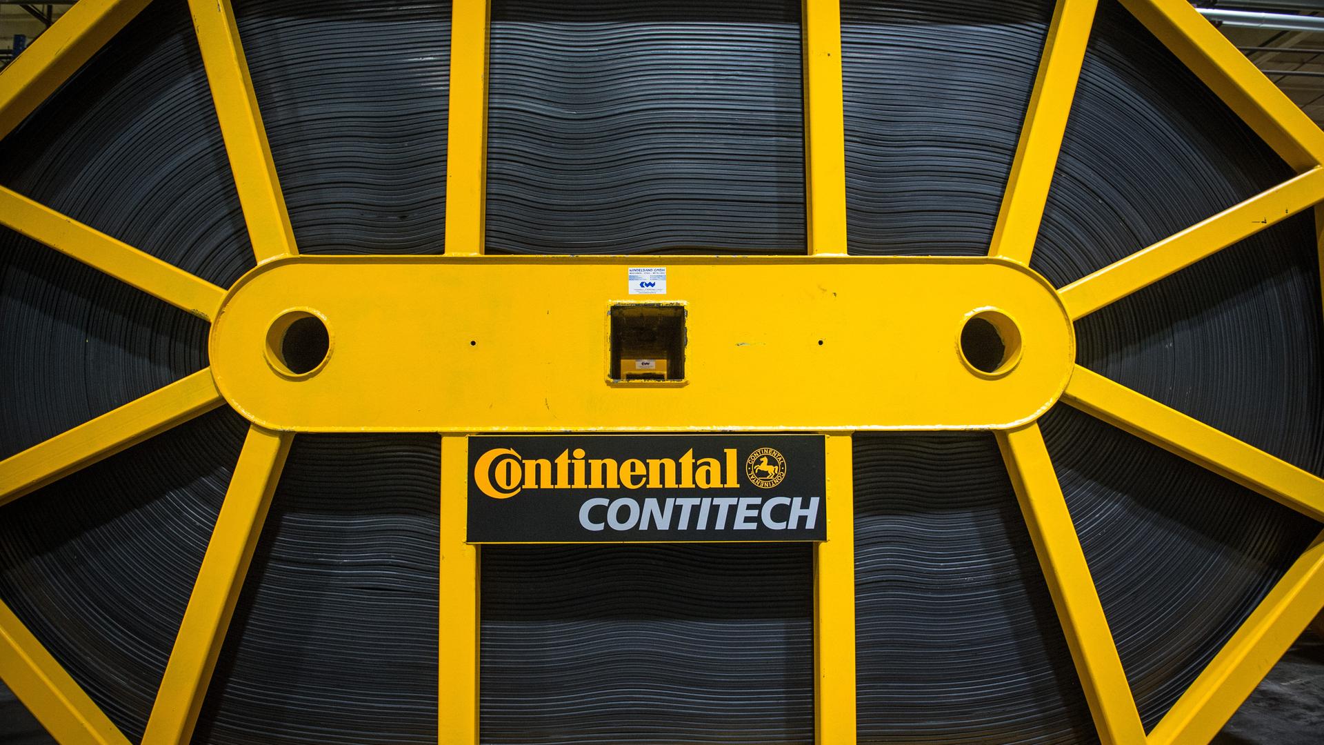 Ein Förderband aus Gummi und Metalldrähten steht bei der Continental Tochter ContiTech in Northeim (Niedersachsen). 
