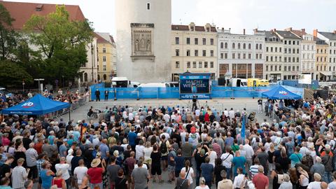 Teilnehmer stehen während einer Wahlkampfveranstaltung der AfD auf dem Marienplatz Görlitz