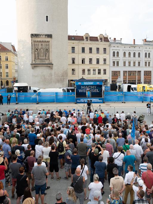 Teilnehmer stehen während einer Wahlkampfveranstaltung der AfD auf dem Marienplatz Görlitz