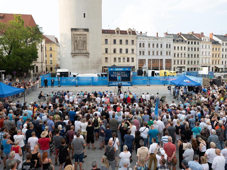 Teilnehmer stehen während einer Wahlkampfveranstaltung der AfD auf dem Marienplatz Görlitz