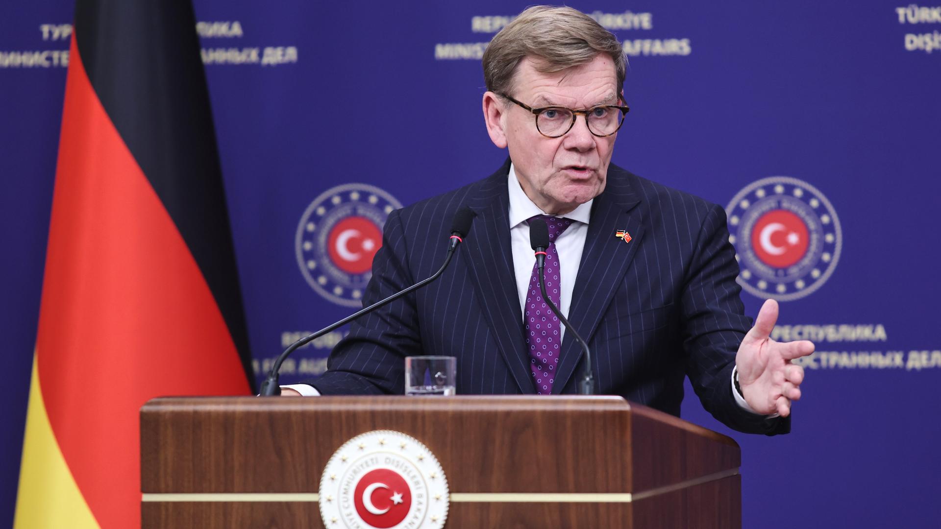 Der deutsche Außenminister Wadephul steht während seines Türkei-Besuchs in Ankara an einem Rednerpult. Der deutsche Außenminister Wadephul steht während seines Türkei-Besuchs in Ankara an einem Rednerpult.