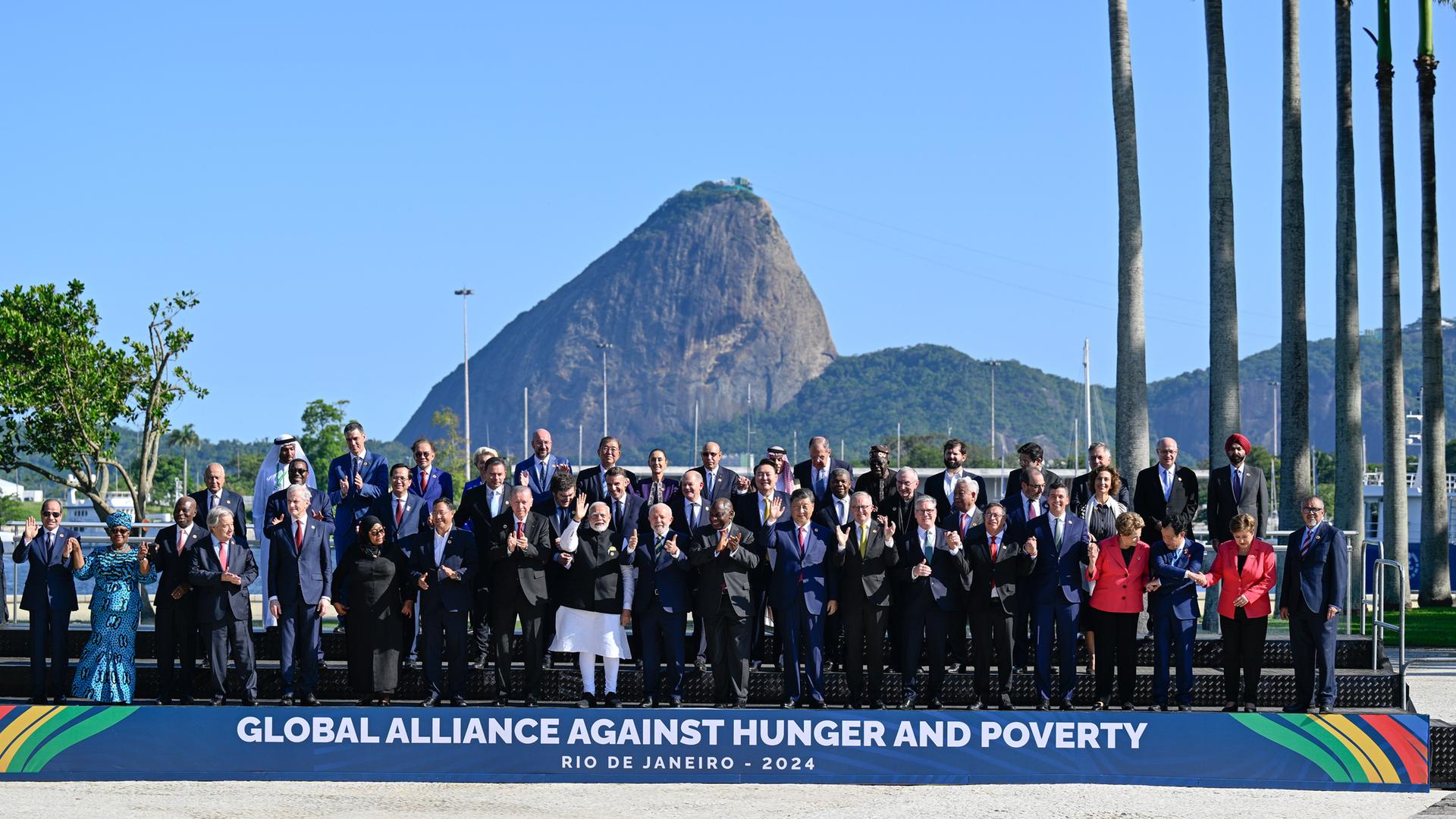 Gruppenbild der Teilnehmer des G20-Gipfels in Rio de Janeiro vor dem Zuckerhut