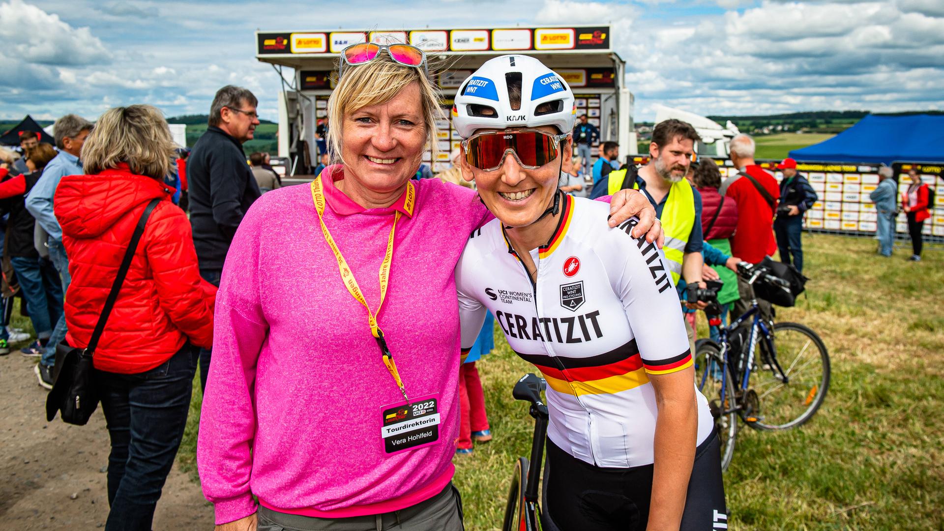 Vera Hohfeld (l.) mit Radrennfahrerin Lisa Brennauer.