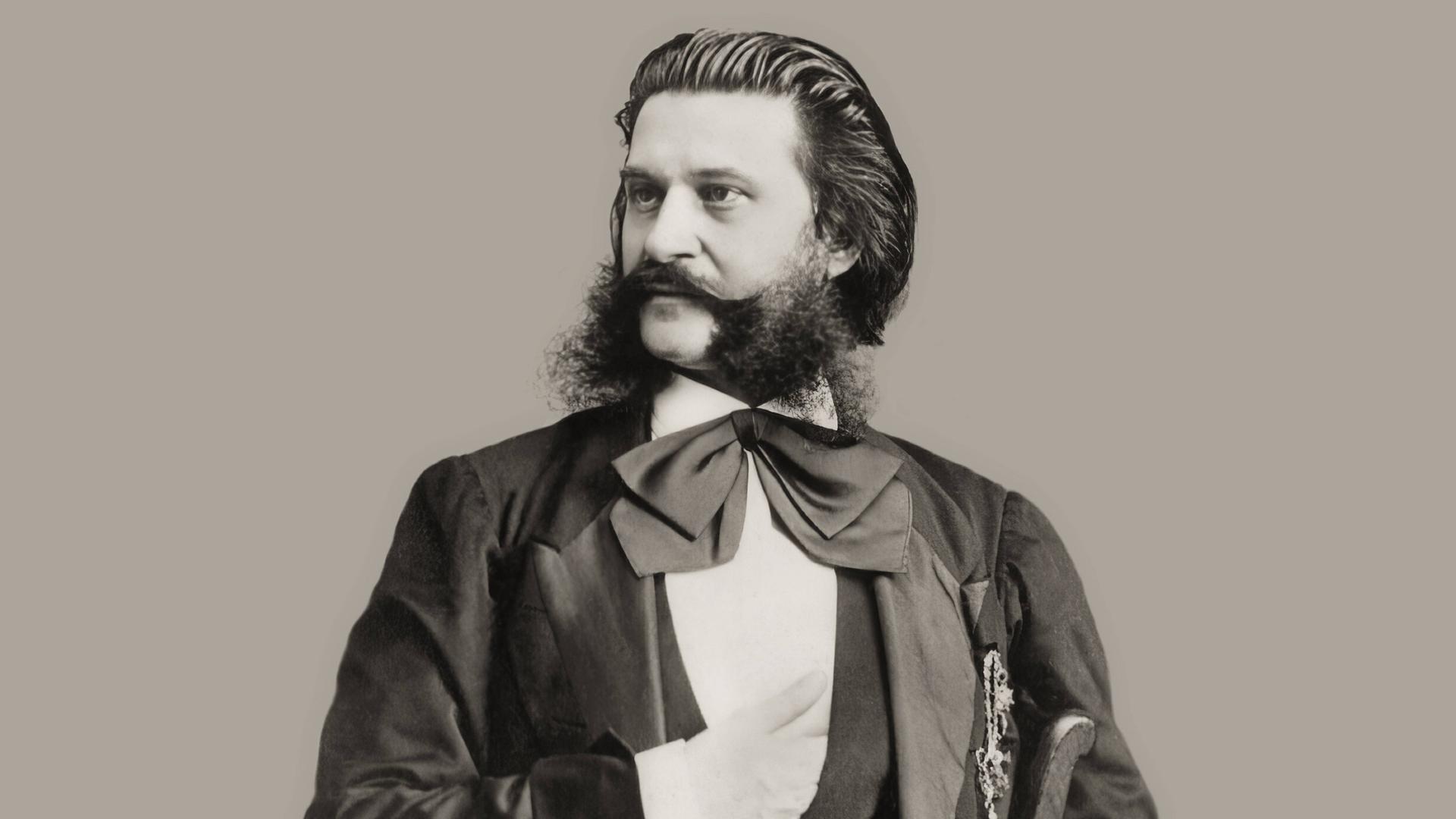 Wir sehen eine Fotografie des Komponisten Johann Strauss.  Wir sehen eine Fotografie des Komponisten Johann Strauss.