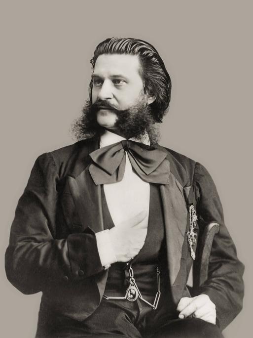 Wir sehen eine Fotografie des Komponisten Johann Strauss. 
