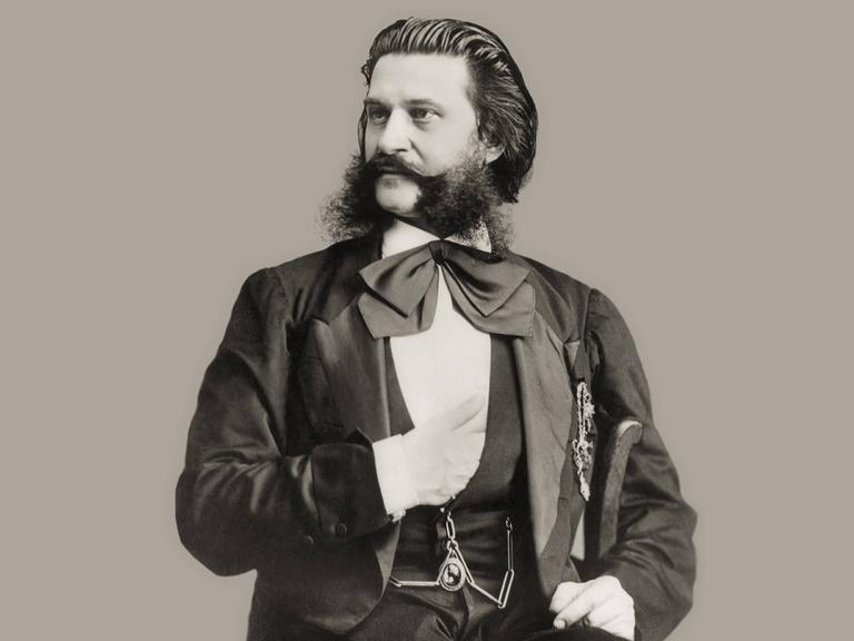 Wir sehen eine Fotografie des Komponisten Johann Strauss. 