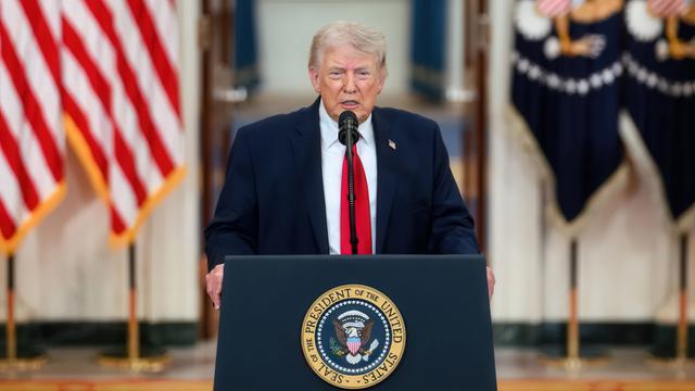 Donald Trump steht an einem Mikrofonpult. Neben ihm steht eine us-amerikanische Flagge Donald Trump steht an einem Mikrofonpult. Neben ihm steht eine us-amerikanische Flagge