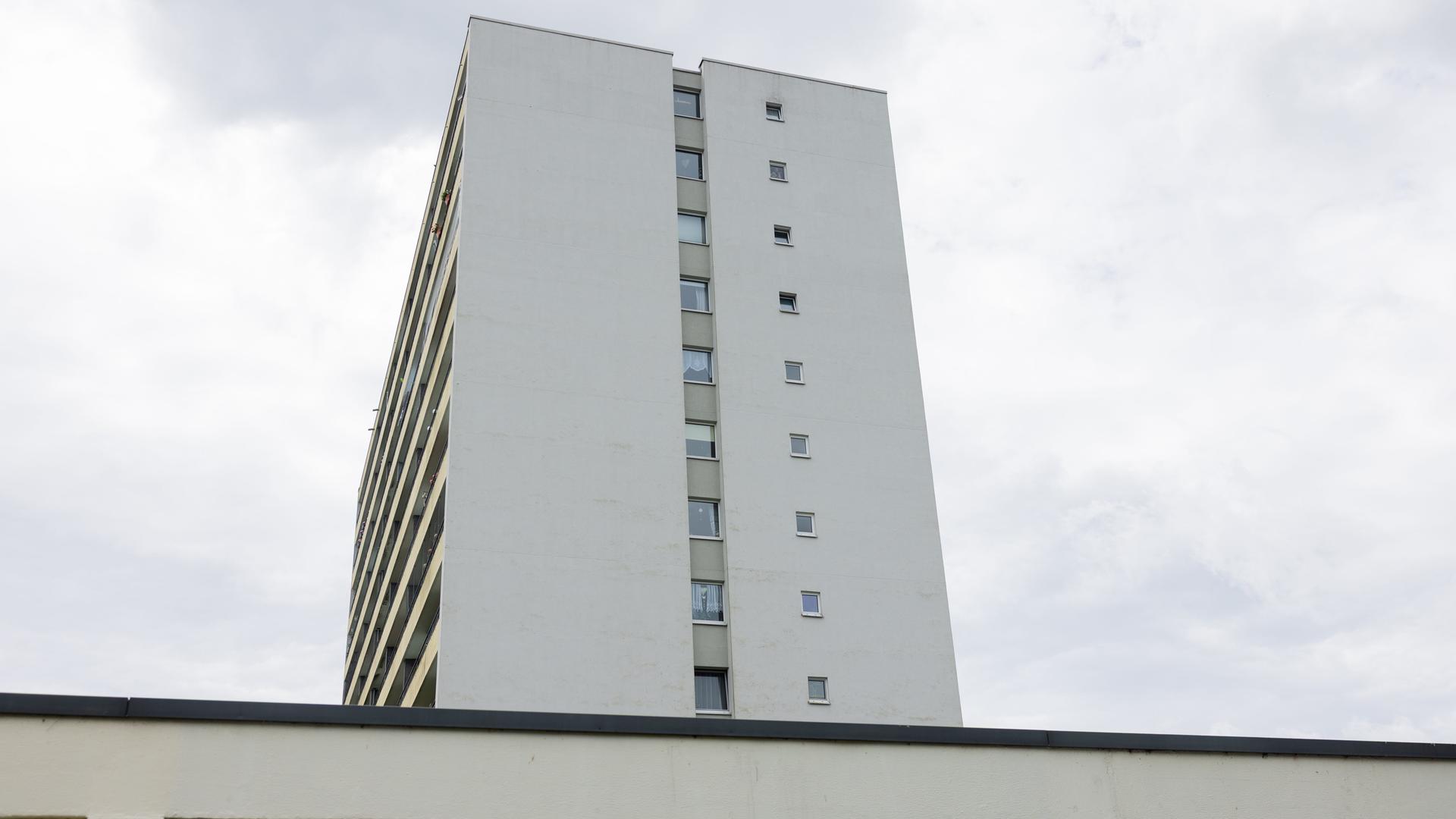 Blick auf eine Fassade eines Hochhauses in Wuppertal. 