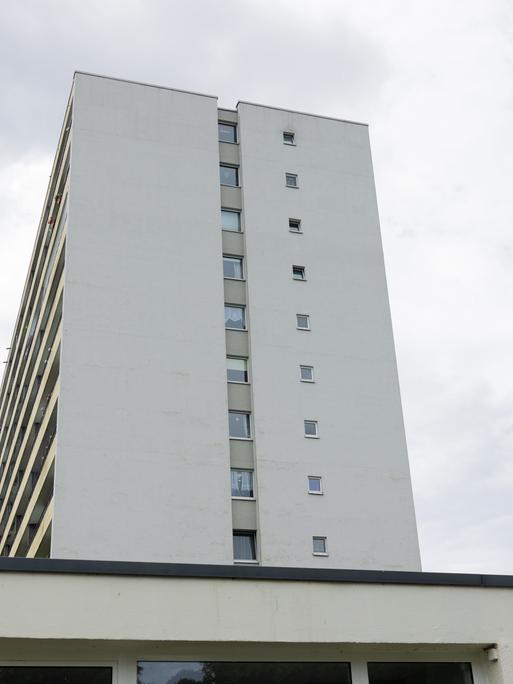 Blick auf eine Fassade eines Hochhauses in Wuppertal. 