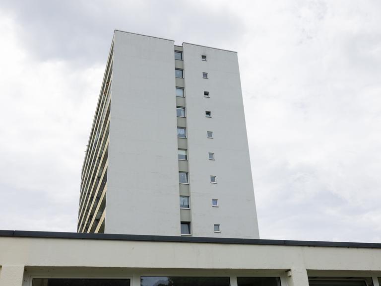 Blick auf eine Fassade eines Hochhauses in Wuppertal. 