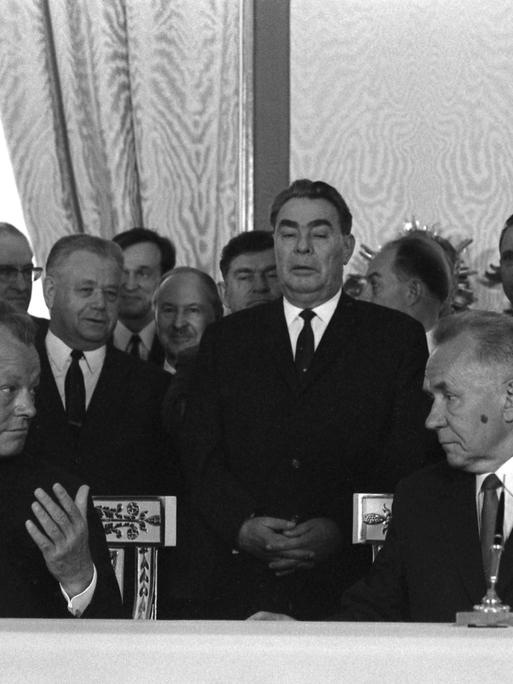 Bundeskanzler Willy Brandt und der sowjetische Ministerpräsident Alexei Nikolajewitsch Kossygin unterzeichnen den Moskauer Vertrag über Gewaltverzicht und Zusammenarbeit zwischen der Bundesrepublik Deutschland und der Sowjetunion